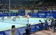 Stanislas Wawrinka doing the cricket stunt, a popular feature of the tournament